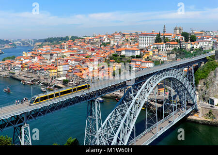 Metro treno attraversando il fiume Douro su Dom Luís I Bridge, Porto, Portogallo Foto Stock