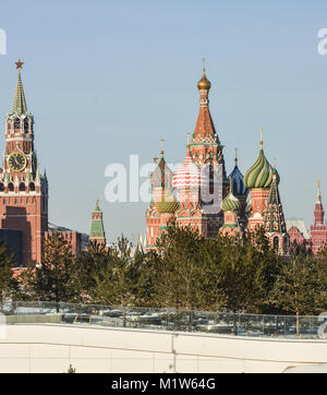 Cattedrale di San Basilio e la torre Spasskaya del Cremlino di Mosca. L'inverno nella capitale russa. Foto Stock