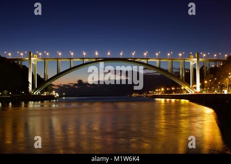 Ponte sobre o rio Douro, Porto, Arrábida Foto Stock