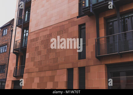 LONDON, Regno Unito - 5 agosto, 2014: Mayfair edificio con citazioni lungo l'esterno Foto Stock