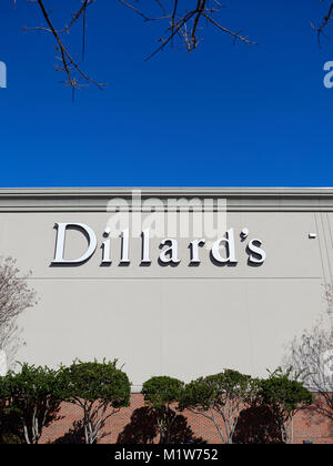 Dillard's Department Store di segno e logo aziendale per il mall ancoraggio catena negozio a Montgomery in Alabama, Stati Uniti. Foto Stock