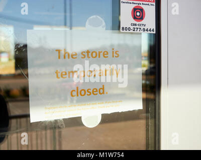 Negozio chiuso cartello sulla porta ad un parzializzato o chiuso business a Montgomery in Alabama, Stati Uniti. Foto Stock