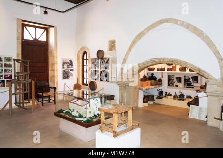 Presenta interni in un contesto storico e museo del Folclore di Rethymno, Città Vecchia, Rethymnon (Rethimno), Regione di Rethimno, Creta (Kriti), Grecia Foto Stock