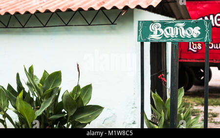 Las Tunas, Cuba - 4 Settembre 2017: Bagno sign in fiera. Foto Stock