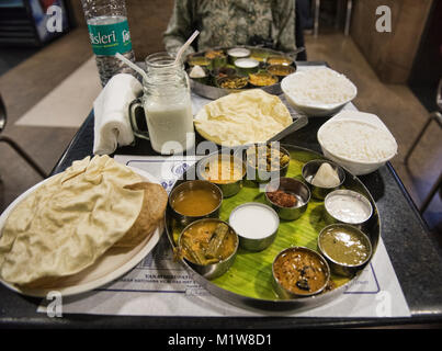 Indiano meridionale Thali presso il leggendario Saravana Bhavan ristorante New Delhi, India Foto Stock