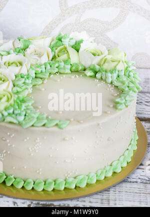 Festeggiamenti di torta con crema bianca per il compleanno e fiori, su di  una rosa e blu. Tinsel, waverki e scatole di doni. Punto interrogativo  sulla candela Foto stock - Alamy