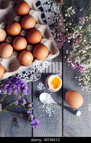 Uovo sodo in eggcup con un design floreale Foto Stock