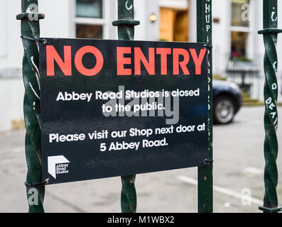 Un segnale di divieto di accesso per Abbey Road Studios di Londra. Foto Stock