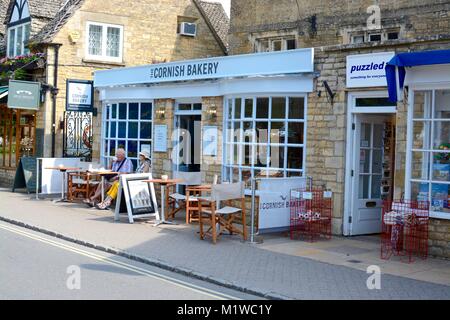 Per coloro che godono di cibi e bevande presso il Cornish panificio, Main Street, Bourton sull'acqua, Cotswolds, Gloucestershire, Regno Unito Foto Stock