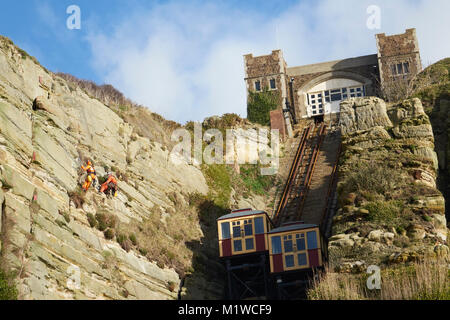 Hastings, operai specializzati stabilizzare East Hill scogliera, dalla rupe di sollevamento, Rock-a-Nore, East Sussex, Regno Unito Foto Stock