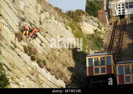 Hastings, operai specializzati stabilizzare East Hill scogliera, dalla rupe di sollevamento, Rock-a-Nore, East Sussex, Regno Unito Foto Stock