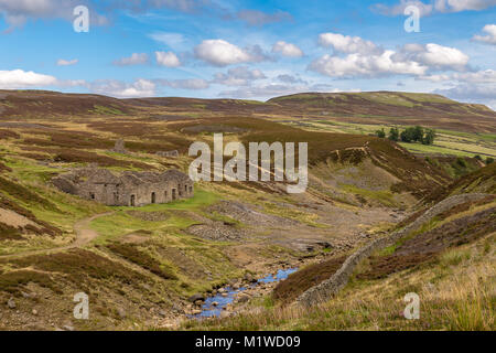 Yorkshire Dales paesaggio con le rovine della rinuncia puzzava Mill, tra Feetham e Langthwaite, North Yorkshire, Regno Unito Foto Stock