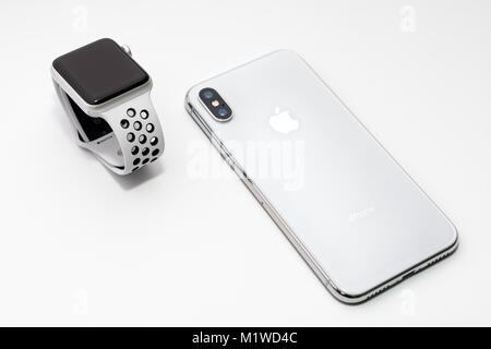 Kiev, Ucraina - 26 January, 2018: Nuovo Iphone X modello di smartphone e apple guarda da vicino. Nuovi dispositivi Apple sul tavolo bianco nel negozio. Foto Stock