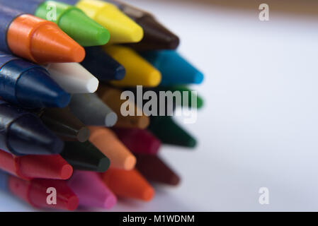 Matita colorata su sfondo bianco. arte e concetto di scuola Foto Stock