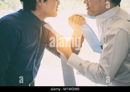 Imprenditore asiatici manager gridando a un dipendente ha sottolineato in ufficio sulla riunione. Gli imprenditori di combattimento la lacerazione tra loro legami. Foto Stock