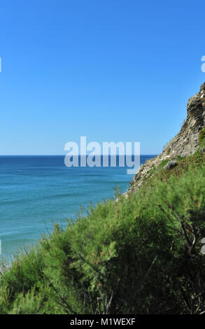 Guardando verso il basso dalle scogliere sull'Oceano Atlantico, Watergate Bay North Cornwall coast, REGNO UNITO Foto Stock