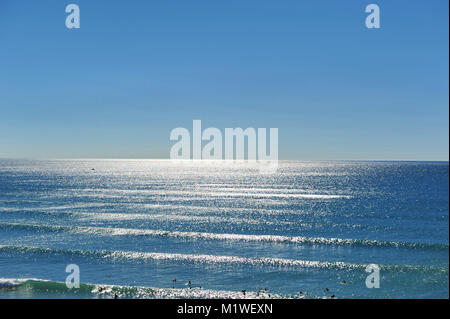 Guardando fuori all'Oceano Atlantico, Watergate Bay North Cornwall coast, REGNO UNITO Foto Stock