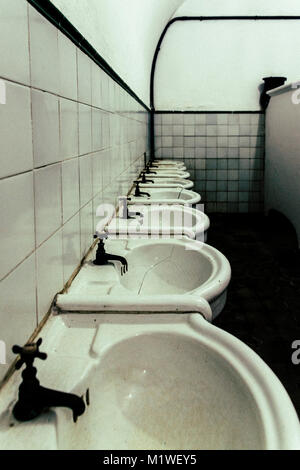 In bianco e nero di vecchi lavandino Foto Stock