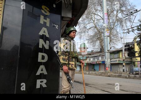 Srinagar Kashmir. 2° febbraio 2018. Un poliziotto indiano si erge alert durante il coprifuoco a Srinagar Kashmir. Un marzo chiamato dai separatisti è stato scongiurato e decine di aree a Srinagar e nel sud del Kashmir Shopian district sono state sigillate il venerdì. I separatisti '"' che sono la punta di diamante la corrente di agitazione nel Kashmir ''" hanno chiesto alle persone di marzo verso Shopian venerdì per esprimere solidarietà e cordoglio alle famiglie di civili uccisi nell esercito di sparo. Credito: Saqib Majeed/SOPA/ZUMA filo/Alamy Live News Foto Stock