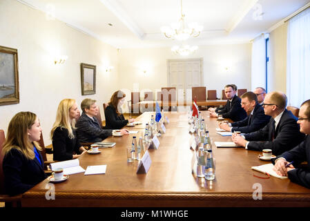 Riga, Lettonia. 2° febbraio 2018. Edgars Rinkevics, ministro degli Affari Esteri incontro con Rose Gottemoeller, nato il Vice Segretario Generale. Credito: Gints Ivuskans/Alamy Live News Foto Stock