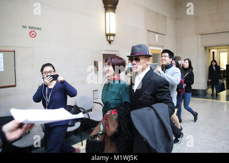 (180201) -- NEW YORK, 1 febbraio 2018 (Xinhua) -- Zhou Libo (R, anteriore) e sua moglie Hu Jie (C, anteriore) arrivano a Nassau County Court nella contea di Nassau, New York, 1 febbraio 2018. Comico cinese Zhou Libo è apparso in una sessione con il giudice e procuratore qui il giovedì. Zhou è caricato con possesso illegale di una pistola, il possesso di una sostanza controllata identificati come crystal metanfetamine e la guida mentre utilizzando un telefono cellulare. (Xinhua/Wang Ying) Foto Stock