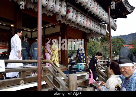 Febbraio 2, 2018 - Kyoto, JP - sacerdoti e gli ospiti invitati gettare arrosto fagioli di soia presso il santuario Yasaka, .Kyoto in celebrazione del Setsubun, il giorno prima dell'inizio di primavera in Giappone. (Credito Immagine: © Rory allegro via ZUMA filo) Foto Stock