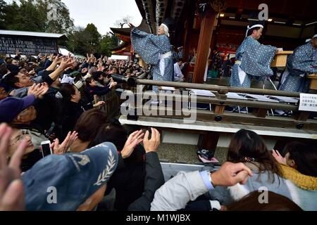 Febbraio 2, 2018 - Kyoto, JP - sacerdoti e gli ospiti invitati gettare arrosto fagioli di soia presso il santuario Yasaka, .Kyoto in celebrazione del Setsubun, il giorno prima dell'inizio di primavera in Giappone. (Credito Immagine: © Rory allegro via ZUMA filo) Foto Stock