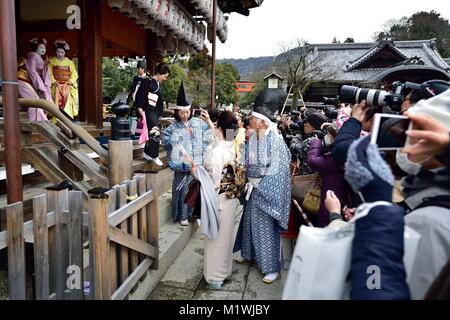 Febbraio 2, 2018 - Kyoto, JP - sacerdoti e gli ospiti invitati gettare arrosto fagioli di soia presso il santuario Yasaka, .Kyoto in celebrazione del Setsubun, il giorno prima dell'inizio di primavera in Giappone. (Credito Immagine: © Rory allegro via ZUMA filo) Foto Stock