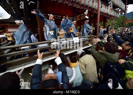 Febbraio 2, 2018 - Kyoto, JP - sacerdoti e gli ospiti invitati gettare arrosto fagioli di soia presso il santuario Yasaka, .Kyoto in celebrazione del Setsubun, il giorno prima dell'inizio di primavera in Giappone. (Credito Immagine: © Rory allegro via ZUMA filo) Foto Stock