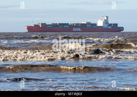 Contenitori di spedizione diretti al Porto di Liverpool; Crosby Coastal Park, Merseyside.Feb, 2018. Meteo Regno Unito. Cielo blu e una fresca brezza sulla costa nord-occidentale con l'alta marea nell'estuario del Mersey. Credit: MediaWorldImages/Alamy Live News Foto Stock