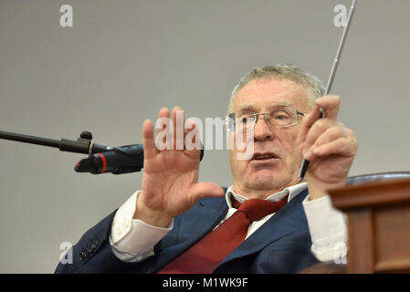 San Pietroburgo, Russia. 2 febbraio 2018. Vladimir Zhirinovsky, Russo Partito Liberale Democratico leader e un candidato nelle 2018 elezioni presidenziali russe durante la sua lezione in Università Statale di San Pietroburgo di strumentazione aerospaziale. © Anton Veselov/Alamy Live News Foto Stock