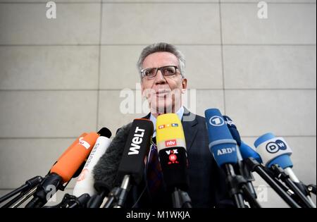 Berlino, Germania. 2° febbraio 2018. Il Ministro degli interni Thomas de Maiziere del cristiano Unione Democratica (CDU) parla alla stampa prima di partecipare a trattative di coalizione a Willy-Brandt-House di Berlino, Germania, il 2 febbraio 2018. Credito: Sina Schuldt/dpa/Alamy Live News Foto Stock