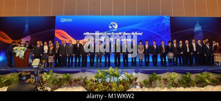 Vientiane, Laos. 2° febbraio 2018. Onorato gli ospiti presenti Laos-China cinghia e strada Forum di cooperazione hanno gruppo le foto scattate in Vientiane, Laos, nel febbraio 2, 2018. Cinghia Laos-China e strada Forum di cooperazione ha dato dei calci a fuori qui Venerdì, concentrandosi sullo sviluppo e la cooperazione tra i due paesi vicini. Credito: Qin Qing/Xinhua/Alamy Live News Foto Stock