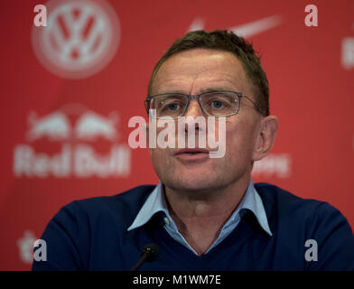 Lipsia si è direttore sportivo, Ralf Rangnick, parlando nel corso di una conferenza stampa a Leipzig, Germania, 02 febbraio 2018. Foto: Hendrik Schmidt/dpa-Zentralbild/dpa Foto Stock