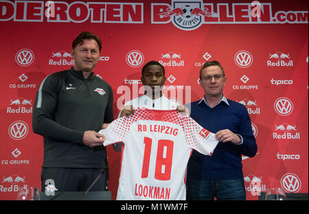 Leipzig allenatore, Ralph Hasenhuettl (l-R), Ademola Lookman, nuova aggiunta alla Bundesliga tedesca team RB Lipsia e Lipsia direttore sportivo, Ralf Rangnick, tenendo Lookman di jersey con il numero 18 alla conferenza stampa a Leipzig, Germania, 02 febbraio 2018. Foto: Hendrik Schmidt/dpa-Zentralbild/dpa Foto Stock