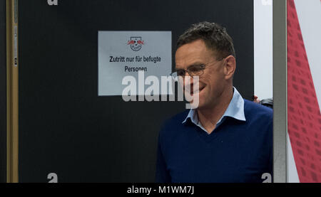 Lipsia si è direttore sportivo, Ralf Rangnick, arrivando alla conferenza stampa in cui il nuovo giocatore Lookman viene introdotto, a Leipzig, Germania, 02 febbraio 2018. Foto: Hendrik Schmidt/dpa-Zentralbild/dpa Foto Stock