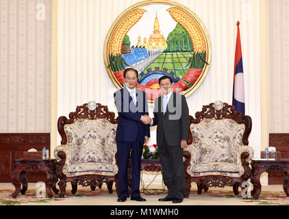 Vientiane, Laos. 2° febbraio 2018. Lao il Primo Ministro Thongloun Sisoulith soddisfa con Xinhua News Agency Presidente Cai Mingzhao sulle relazioni bilaterali e la cooperazione dei media, in Vientiane, Laos, nel febbraio 2, 2018. Credito: Qin Qing/Xinhua/Alamy Live News Foto Stock