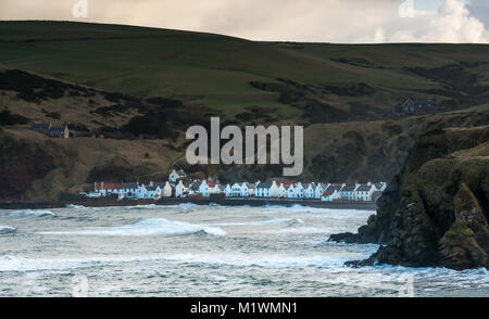 Forti venti creano un'impennata nel Mare del Nord lungo la costa nord-orientale della Scozia, con grandi onde che si dirigono verso una piccola insenatura nel pittoresco villaggio di Pennan, Aberdeenshire, Scozia, Regno Unito, famoso per essere una location cinematografica per il film 'Local Hero' Foto Stock