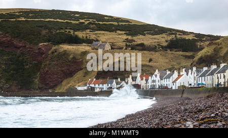 Pennan, Aberdeenshire, Scozia, Regno Unito, 2 febbraio 2018. I forti venti creano un'impennata nel Mare del Nord lungo la costa nord-orientale della Scozia, con grandi onde che spruzzano contro la passeggiata nel pittoresco villaggio, famoso per essere una location cinematografica per il film 'Local Hero' Foto Stock