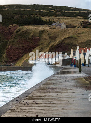 Pennan, Aberdeenshire, Scozia, Regno Unito, 2 febbraio 2018. I forti venti creano un'impennata nel Mare del Nord lungo la costa nord-orientale della Scozia, con grandi onde che spruzzano contro la passeggiata nel pittoresco villaggio, famoso per essere una location cinematografica per il film 'Local Hero' Foto Stock