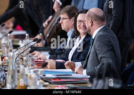 Berlino, Germania. 2° febbraio 2018. Andrea Nahles (2-R), capo del Partito socialdemocratico (SPD) frazione parlamentare e Martin Schulz, presidente della SPD e Ralf Stegner (3-R), vice presidente della SPD e di partecipare alle principali round di trattative di coalizione tra SPD, cristiano democratico partito Unione (CDU) e Cristiana Unione Sociale (CSU) a Willy-Brandt-House di Berlino, Germania, il 2 febbraio 2018. Credito: Bernd von Jutrczenka/dpa/Alamy Live News Foto Stock