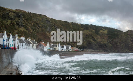 Pennan, Aberdeenshire, Scozia, Regno Unito, 2 febbraio 2018. I forti venti creano un'impennata nel Mare del Nord lungo la costa nord-orientale della Scozia, con grandi onde che spruzzano contro la passeggiata nel pittoresco villaggio, famoso per essere una location cinematografica per il film Local Hero Foto Stock