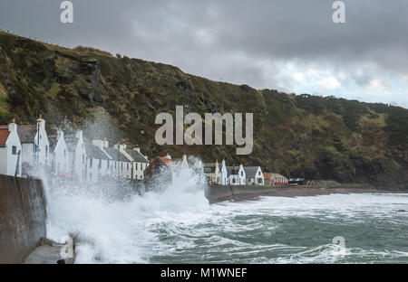 Pennan, Aberdeenshire, Scozia, Regno Unito, 2 febbraio 2018. I forti venti creano un'impennata nel Mare del Nord lungo la costa nord-orientale della Scozia, con grandi onde che spruzzano contro la passeggiata nel pittoresco villaggio, famoso per essere una location cinematografica per il film Local Hero Foto Stock