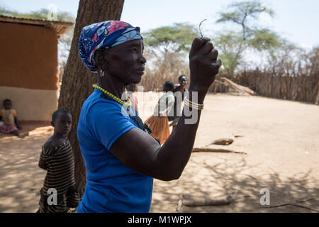 Karamoja, Uganda. Il 1° febbraio 2018. Monica Cheptilak precedenti era il ''presidente del coltello coltelli'' nella sua tribù prima che le mutilazioni genitali femminili (MGF) è stata messa fuorilegge in Uganda nel 2010. Essa consente di visualizzare lo strumento utilizzato per tagliare le giovani ragazze. La MGF continua a essere un problema nella regione, aiuti i lavoratori e la polizia dice. Credito: Sally Hayden/SOPA/ZUMA filo/Alamy Live News Foto Stock