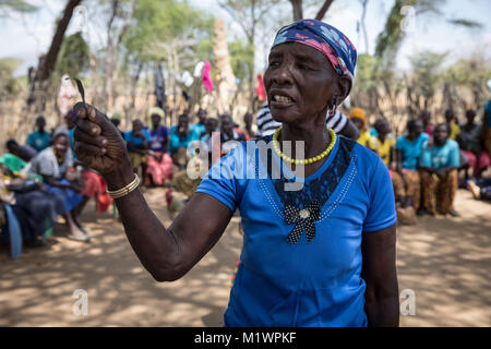 Karamoja, Uganda. Il 1° febbraio 2018. Monica Cheptilak precedenti era il ''presidente del coltello coltelli'' nella sua tribù prima che le mutilazioni genitali femminili (MGF) è stata messa fuorilegge in Uganda nel 2010. Essa consente di visualizzare lo strumento utilizzato per tagliare le giovani ragazze. La MGF continua a essere un problema nella regione, aiuti i lavoratori e la polizia dice. Credito: Sally Hayden/SOPA/ZUMA filo/Alamy Live News Foto Stock