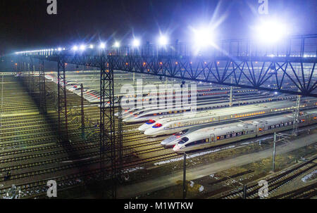 Wuhan, Wuhan, Cina. Il 1° febbraio 2018. Wuhan, Cina-1st Febbraio 2018: i treni ad alta velocità attendere per impostare off a Wuhan Stazione ferroviaria a Wuhan, Cina centrale della provincia di Hubei. Il Festival di Primavera di viaggio Rush è iniziato il 1 ° febbraio, 2018 in Cina. Credito: SIPA Asia/ZUMA filo/Alamy Live News Foto Stock