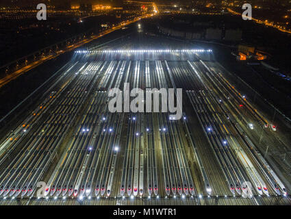 Wuhan, Wuhan, Cina. Il 1° febbraio 2018. Wuhan, Cina-1st Febbraio 2018: i treni ad alta velocità attendere per impostare off a Wuhan Stazione ferroviaria a Wuhan, Cina centrale della provincia di Hubei. Il Festival di Primavera di viaggio Rush è iniziato il 1 ° febbraio, 2018 in Cina. Credito: SIPA Asia/ZUMA filo/Alamy Live News Foto Stock