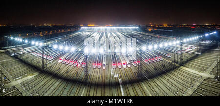 Wuhan, Wuhan, Cina. Il 1° febbraio 2018. Wuhan, Cina-1st Febbraio 2018: i treni ad alta velocità attendere per impostare off a Wuhan Stazione ferroviaria a Wuhan, Cina centrale della provincia di Hubei. Il Festival di Primavera di viaggio Rush è iniziato il 1 ° febbraio, 2018 in Cina. Credito: SIPA Asia/ZUMA filo/Alamy Live News Foto Stock