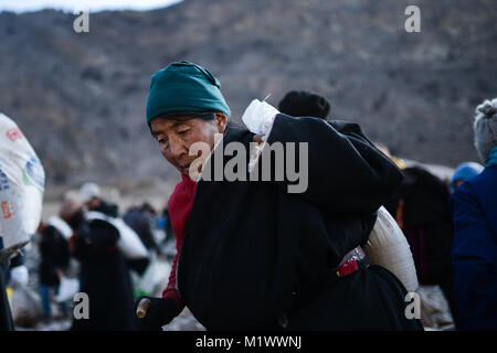 Yushu, la Cina della Provincia di Qinghai. 2° febbraio 2018. Persone di etnia tibetana gruppo trasportare la sabbia sul Tongtian Frozen River in Yushu tibetano prefettura autonoma, a nord-ovest della Cina di Provincia di Qinghai, Febbraio 2, 2018. Persone di sabbia utilizzata per dipingere le sei sillabe mantra, 'OM MANI PADME HUM', sul fronzen Tongtian fiume a pregare per la buona fortuna. Credito: Wu pista/Xinhua/Alamy Live News Foto Stock