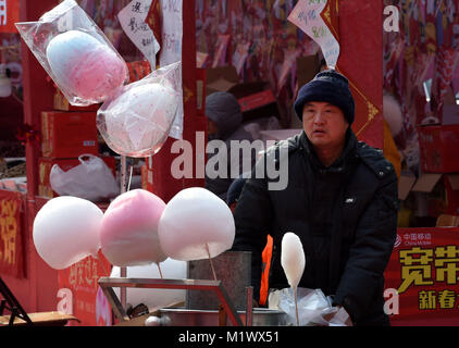 Qingdao, Cina Shandong. 2° febbraio 2018. Un uomo vende a mano lo zucchero filato durante un folk festival personalizzato a Qingdao, Cina orientale della provincia di Shandong, Febbraio 2, 2018. Credito: Li Ziheng/Xinhua/Alamy Live News Foto Stock